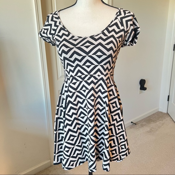 VICTORIA’S SECRET PINK Chevron Back Cut Out Skater Dress—SZ. XS - Picture 1 of 9